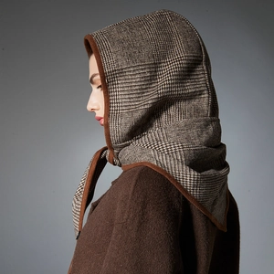 Écharpe à capuche classique pied-de-poule marron pour femme vue de profil sur mannequin