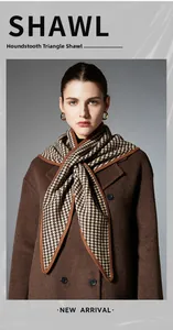 Détail d'un châle triangle avec motif pied-de-poule et texture en maille marron
