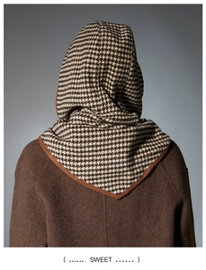 Détail du châle à capuche pied-de-poule marron avec texture tricotée et bordure de qualité