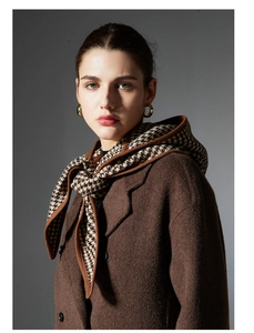 Détail d'un manteau d'hiver marron foncé à double boutonnage avec écharpe pied-de-poule
