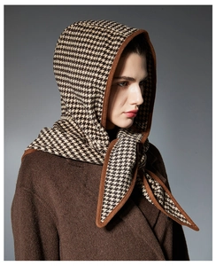 Détail d'une écharpe à capuche avec motif pied-de-poule classique et maille de qualité