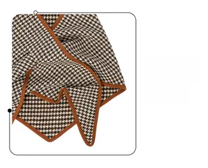 Détail d'une écharpe pied-de-poule marron montrant les coutures et la texture du tissu