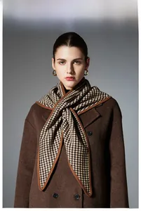 Gros plan d'une écharpe triangle à carreaux marron avec un manteau en laine chic