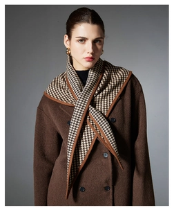 Vue détaillée de l'écharpe pied-de-poule marron avec manteau en laine et boucles dorées
