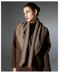 Détail d'un châle pied-de-poule marron avec bords en tricot de qualité et texture douce