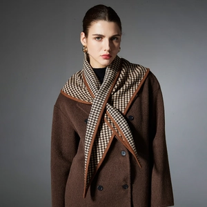 Écharpe triangle à carreaux marron pour femme automne hiver avec manteau en laine