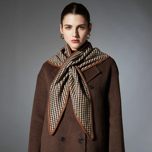 Écharpe triangle élégante à motif pied-de-poule marron pour mode féminine automne-hiver