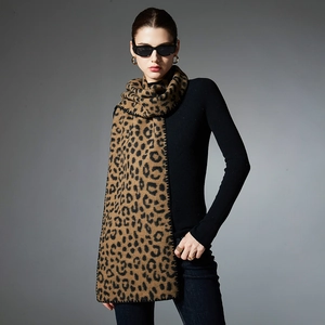 Chic women's double-sided leopard print scarf with stitched edges for autumn and winter