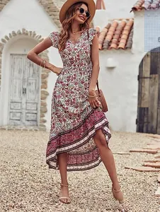 Detalle del vestido bohemio floral con escote en V, mangas de volante y dobladillo irregular