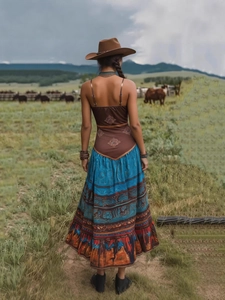 Bohemian maxi-jurk met V-hals, etnische prints en gelaagde zoom in een weideomgeving
