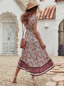 Detalle de vestido bohemio con estampado floral, mangas de volantes y cintura elástica
