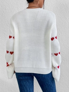 Pull en maille blanc oversize avec motifs cœurs rouges aux manches et texture côtelée