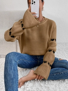 Pull en tricot marron pour femme avec jacquard cœur et manches évasées