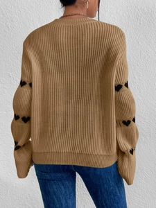 Vue de dos d'un pull kaki oversize avec motifs de cœurs noirs sur les manches longues