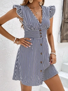Zomerse korte gestreepte jurk met V-hals, ruchesmouwen en houten knopen in blauw en wit
