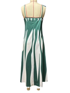 Detailansicht des grün-weißen Wellenmusters auf dem fließenden Maxi-Damenkleid
