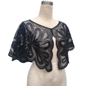 Détail du châle en tulle noir avec broderie de paillettes et bordures ondulées