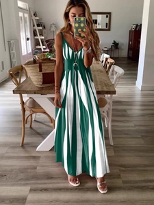 Sommerliches grün-weiß gestreiftes Maxikleid mit V-Ausschnitt und Spaghettiträgern