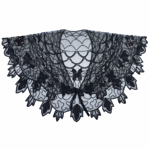 Détails de l'écharpe en dentelle noire avec broderies papillons et sequins brillants