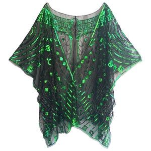 Détail de paillettes vertes et broderies géométriques sur châle vintage en mesh