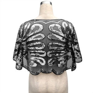 Détails du boléro en résille noire avec sequins argentés et motifs art déco rétro