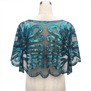 Détail des paillettes bleu sarcelle sur châle en tulle noir avec motifs de style Gatsby