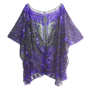 Détail de la cape Art Déco 1920 avec paillettes violettes sur un tissu en maille noire