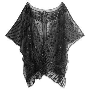 Vue détaillée des broderies à paillettes noires de style 1920 sur le châle en tulle
