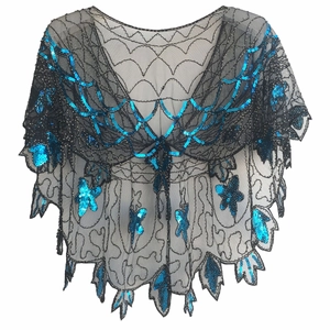 Détail d'un châle vintage en résille noire avec sequins bleus et broderies florales