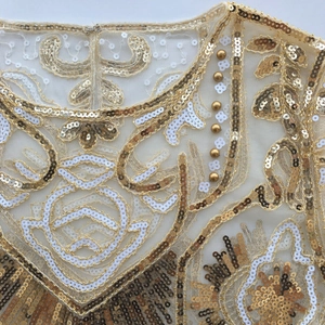 Funkelndes champagnergoldenes Pailletten-Oberteil für Damen mit aufwendigen Wellenmustern