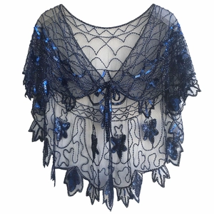 Détail d'un châle en résille des années 1920 avec paillettes bleues et broderies papillon