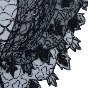Détail de la cape vintage 1920 avec broderie en dentelle noire et paillettes