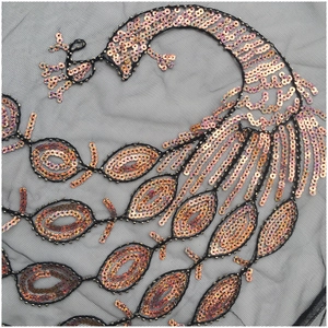 Macro de paillettes et perles or rose sur tulle noir pour châles de soirée des années 1920