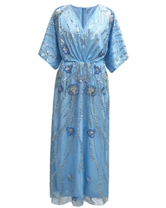 Détail d'une robe bleue à col en V avec des paillettes argentées et fleurs 3D