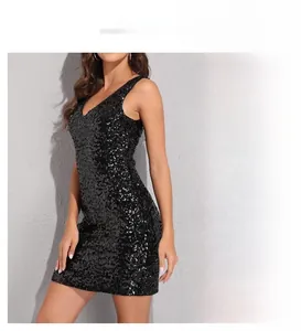 Dettaglio di paillettes ad alta densità su un abito da cocktail slim senza maniche con scollo a V