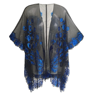 Châle en mesh noir des années 1920 avec broderies de paon en sequins bleus
