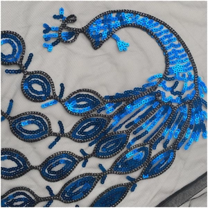 Détail de sequins plumes de paon bleues sur résille noire pour châle de soirée 1920