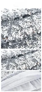 Dettaglio del tessuto con paillettes argento e fodera in mesh dell'abito con scollo a V