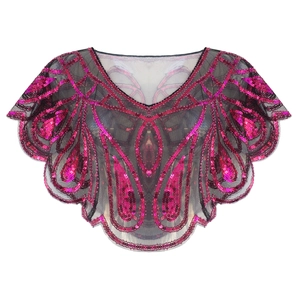 Dettaglio della stola in rete nera con ricami di paillettes rosa e bordi smerlati