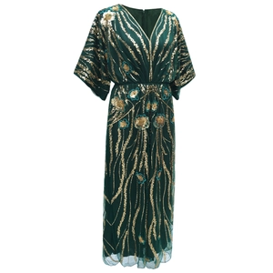 Robe élégante vert foncé à col en V avec paillettes dorées et broderies florales