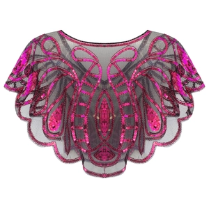 Dettaglio dello scialle in tulle con paillettes, ricami paisley e bordi a onde