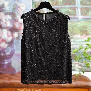Elegante top smanicato in chiffon nero con paillettes di lusso e ricami di perline