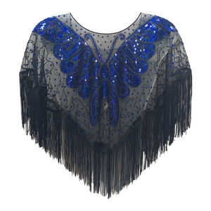 Detail von blauem Pailletten-Schmetterlingsmuster und Fransen auf transparentem Cape