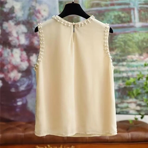 Elegante top smanicato in chiffon albicocca con paillettes e perle ricamate