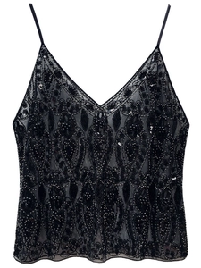 Dettaglio del top nero con paillettes e ricami di perline con raffinati motivi geometrici