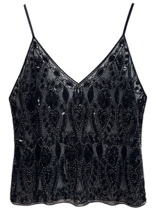 Dettaglio del gilet di paillettes nere con intricati ricami di perline e motivi paisley