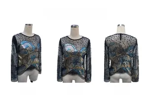 Vista a tre vie della maglia in mesh con paillettes blu e oro e dettagli in perline