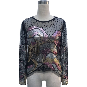 Top a maniche lunghe in rete nera con paillettes colorate e ricamo di perline pesanti