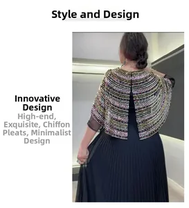 Détail des perles colorées et des paillettes sur la cape de la robe plissée en mousseline