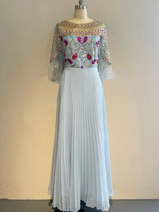 Robe Longue en Mousseline Plissée avec Broderie Perlée de Luxe pour Femme Robe de Soirée Élégante Motif Floral pour Banquet